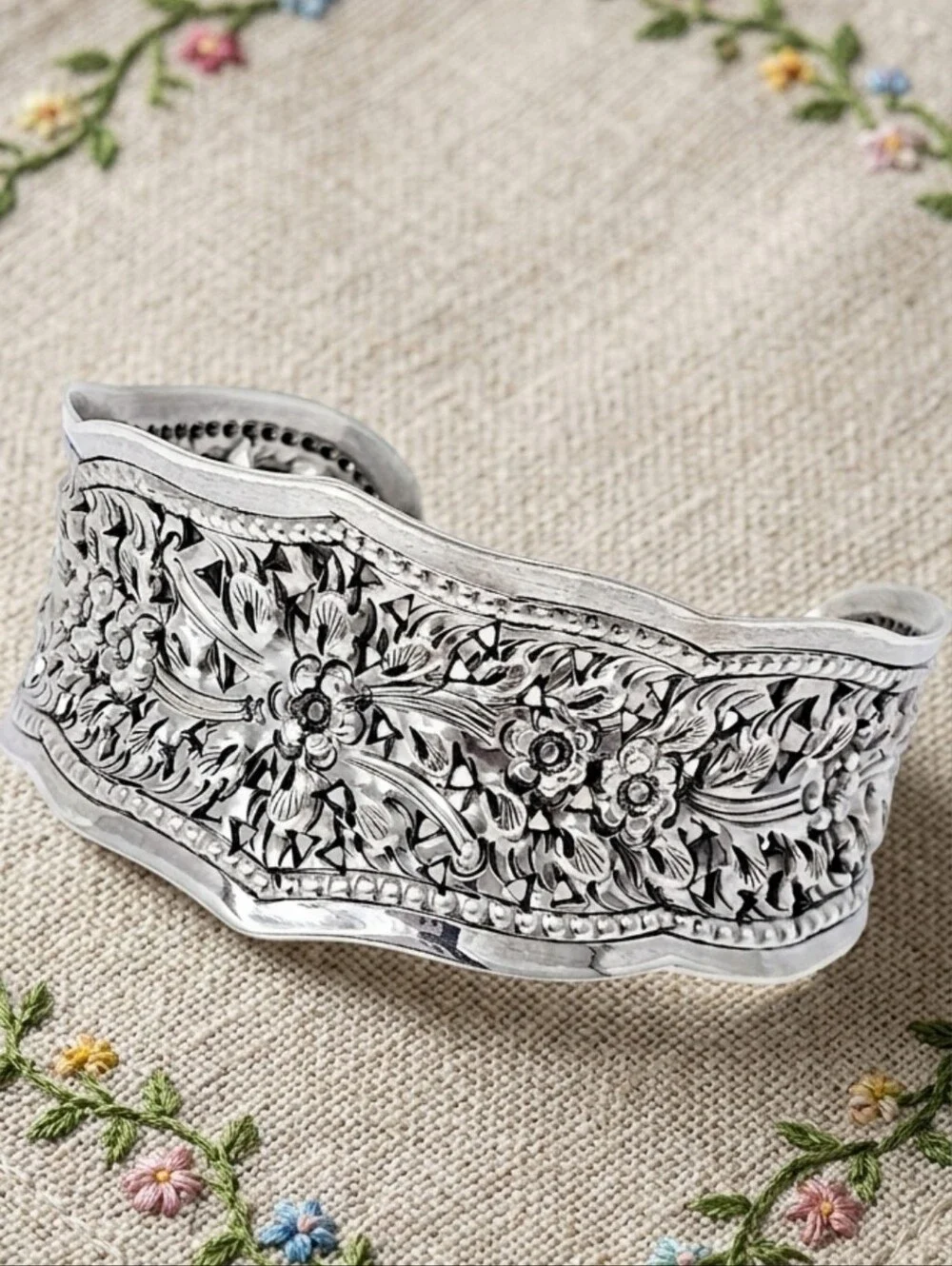 Stunning Vintage Artisan Crafted Sterling Silver Wide Cuff